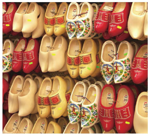 阿姆斯特丹的五彩木鞋是当地旅游纪念品中的特色。