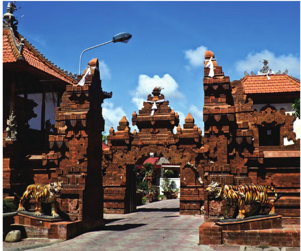 巴厘岛的圣泉寺，总是吸引着很多不远千里而来的朝圣者。