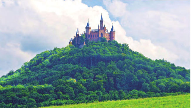 霍亨索伦城堡伫立在森林之上，给整个建筑增添了几分神秘。