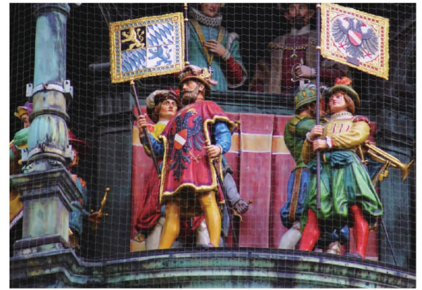 市政厅的木偶报时钟，每至整点，32个小木偶如旋转木马般轮番出现。