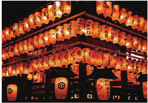 被夜晚灯光笼罩的八坂神社。