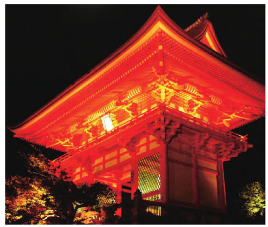 清水寺是日本赏樱的绝佳之地，被月光笼罩的寺院隐约透露着些许神秘。