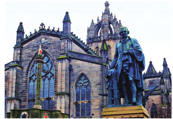 爱丁堡教堂古老而神秘，教堂周围矗立着众多历史人物雕像。