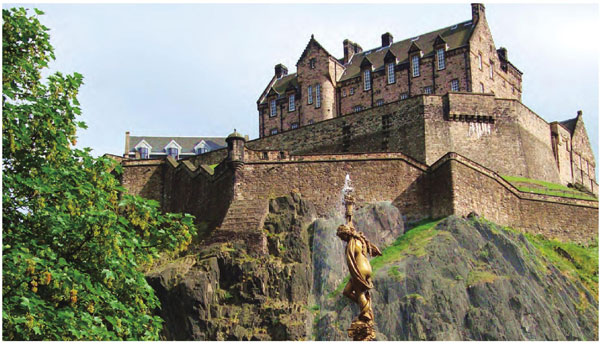 爱丁古堡位于死火山上，站在城堡上能俯瞰爱丁堡的每个街角。