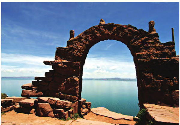 石拱门静静地矗立在湖畔，延续着古老的印加文明。