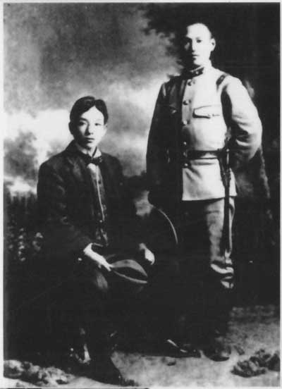 当年留学日本的黄郛(左)与蒋介石合影 