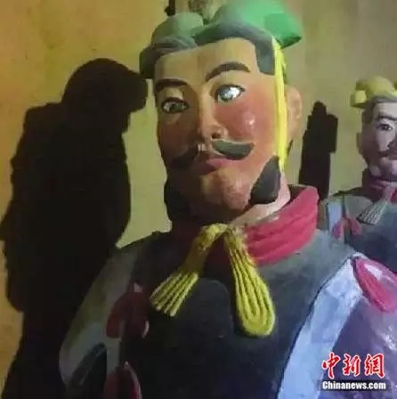 陕西某景区山寨兵马俑，各个浓眉大眼，如同化了妆。资料图